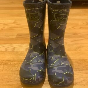 CAMO SHARKS Pattern. Joules brand CHILDREN rain boots. UK SIZE 11/US SIZE 12.